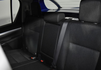 Подержанный автомобиль Toyota Hilux 2015 года (11 фото)