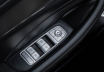 Подержанный автомобиль Hongqi H5 2024 года (25 фото)