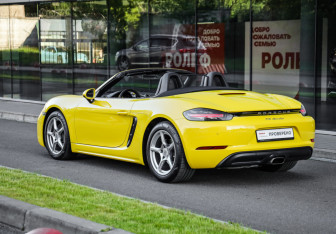 Подержанный автомобиль Porsche Boxster 2020 года (15 фото)