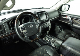 Подержанный автомобиль Toyota Land Cruiser Suv 2008 года (11 фото)