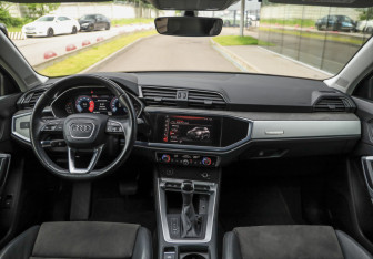 Подержанный автомобиль Audi Q3 2021 года (11 фото)