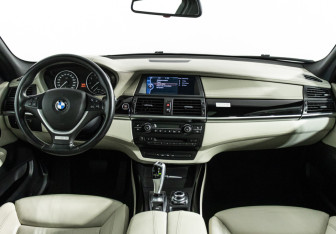 Подержанный автомобиль BMW X5 2010 года (13 фото)