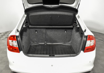 Подержанный автомобиль Skoda Rapid Liftback 2015 года (20 фото)