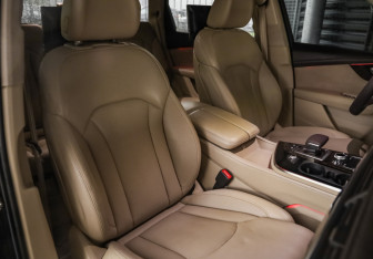 Подержанный автомобиль Audi Q7 2018 года (31 фото)