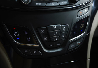 Подержанный автомобиль Opel Insignia Wagon 2014 года (15 фото)