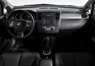 Подержанный автомобиль Nissan Tiida Hatchback 2011 года (14 фото)