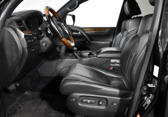 Подержанный автомобиль Lexus LX 2017 года (12 фото)