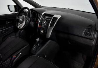Подержанный автомобиль Kia Venga 2011 года (12 фото)