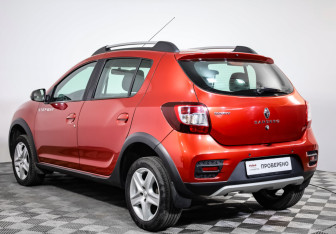 Подержанный автомобиль Renault Sandero 2018 года (7 фото)