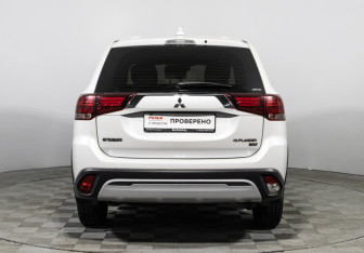 Подержанный автомобиль Mitsubishi Outlander 2018 года (6 фото)