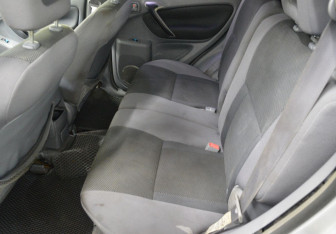 Подержанный автомобиль Toyota RAV4 2001 года (11 фото)
