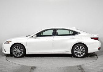 Подержанный автомобиль Lexus ES 2021 года (8 фото)