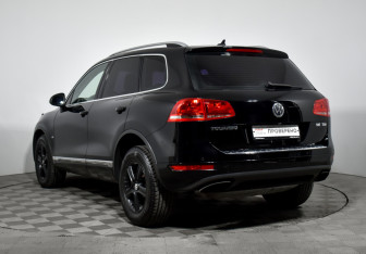 Подержанный автомобиль Volkswagen Touareg 2011 года (7 фото)