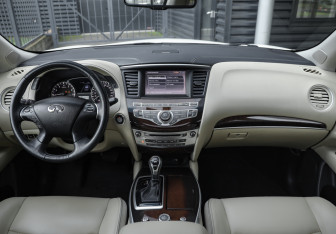 Подержанный автомобиль Infiniti QX60 2017 года (12 фото)