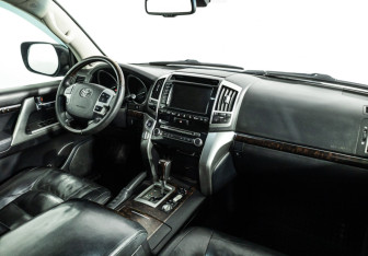 Подержанный автомобиль Toyota Land Cruiser Suv 2012 года (9 фото)