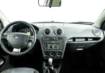 Подержанный автомобиль Ford Fusion 2006 года (13 фото)