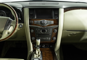 Подержанный автомобиль Infiniti QX80 2015 года (14 фото)