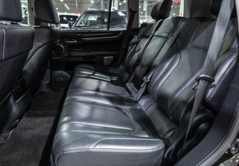 Подержанный автомобиль Lexus LX 2015 года (13 фото)