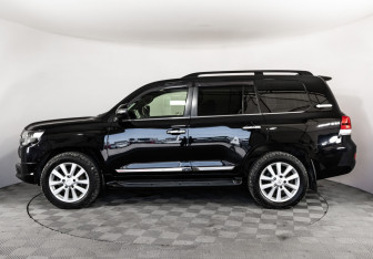 Подержанный автомобиль Toyota Land Cruiser Suv 2017 года (8 фото)