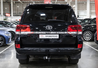Подержанный автомобиль Toyota Land Cruiser Suv 2018 года (8 фото)