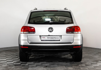 Подержанный автомобиль Volkswagen Touareg 2006 года (6 фото)
