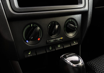 Подержанный автомобиль Skoda Rapid Liftback 2015 года (12 фото)