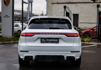 Подержанный автомобиль Porsche Cayenne 2021 года (6 фото)