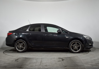 Подержанный автомобиль Opel Astra Hatchback 2012 года (4 фото)