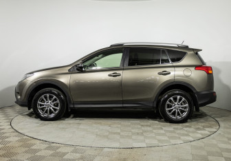 Подержанный автомобиль Toyota RAV4 2015 года (8 фото)