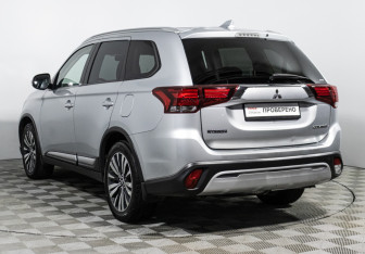 Подержанный автомобиль Mitsubishi Outlander 2019 года (7 фото)