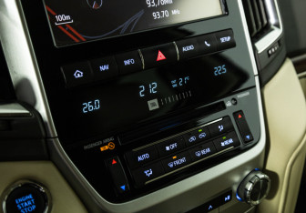 Подержанный автомобиль Toyota Land Cruiser Suv 2015 года (49 фото)