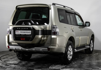 Подержанный автомобиль Mitsubishi Pajero 2014 года (6 фото)