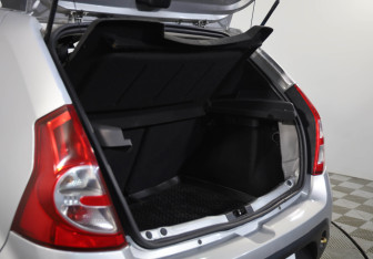 Подержанный автомобиль Renault Sandero 2014 года (19 фото)