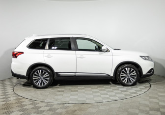 Подержанный автомобиль Mitsubishi Outlander 2019 года (4 фото)