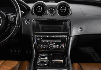 Подержанный автомобиль Jaguar XJ 2016 года (76 фото)