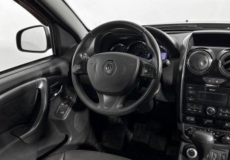 Подержанный автомобиль Renault Duster 2017 года (15 фото)