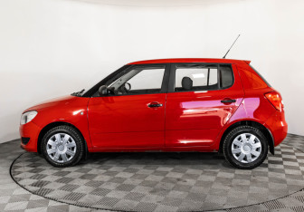 Подержанный автомобиль Skoda Fabia Hatchback 2010 года (8 фото)