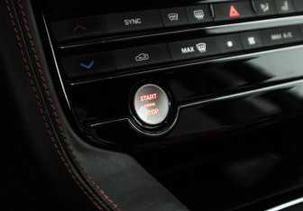 Подержанный автомобиль Jaguar F-Pace 2017 года (23 фото)