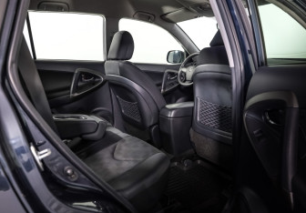 Подержанный автомобиль Toyota RAV4 2012 года (13 фото)