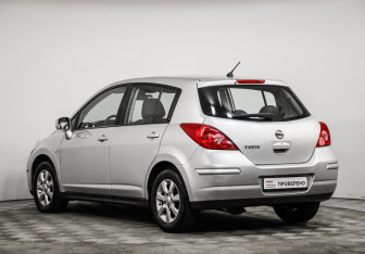 Подержанный автомобиль Nissan Tiida Hatchback 2008 года (7 фото)