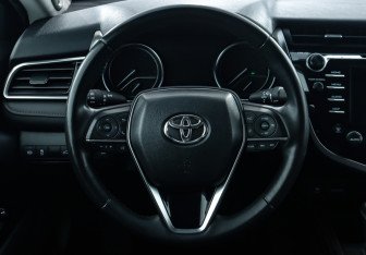 Подержанный автомобиль Toyota Camry Sedan 2018 года (33 фото)