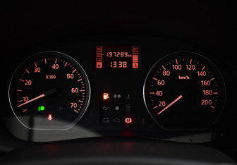 Подержанный автомобиль Renault Sandero 2014 года (19 фото)