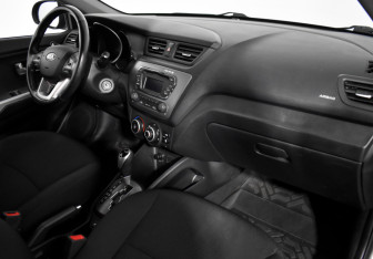 Подержанный автомобиль Kia Rio Hatchback 2015 года (12 фото)
