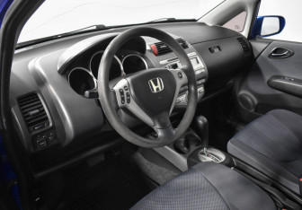 Подержанный автомобиль Honda Jazz 2008 года (9 фото)