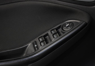 Подержанный автомобиль Ford Focus Hatchback 2013 года (17 фото)