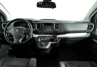 Подержанный автомобиль Peugeot Traveller 2019 года (13 фото)