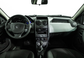 Подержанный автомобиль Renault Duster 2017 года (13 фото)