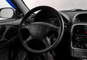Подержанный автомобиль Mitsubishi Carisma Sedan 2003 года (15 фото)