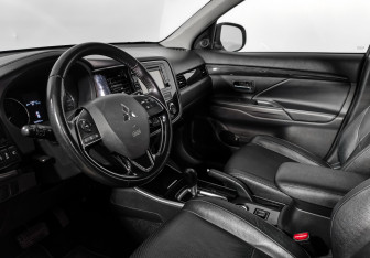 Подержанный автомобиль Mitsubishi Outlander 2017 года (9 фото)