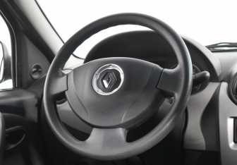 Подержанный автомобиль Renault Logan Sedan 2011 года (13 фото)